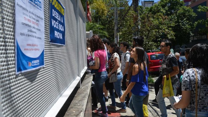 Candidatos em local de prova de exame nacional, ilustrando a Prova Nacional Docente no oeste da Bahia