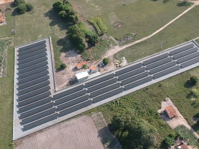 Painel fotovoltaico em usina de energia solar, ilustrando a alta insolação no oeste da Bahia