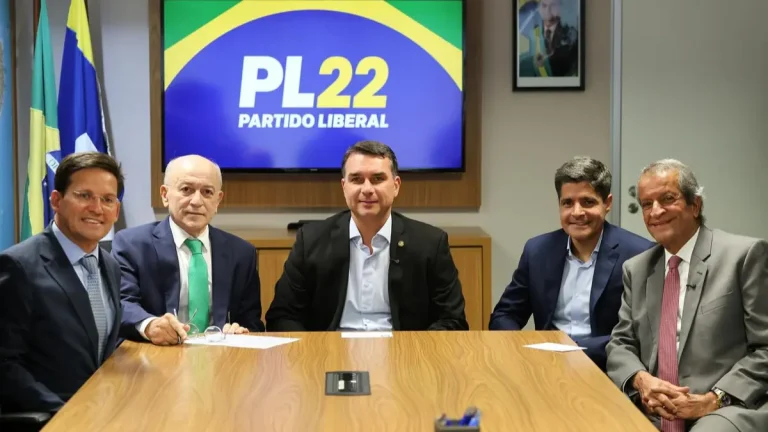 ACM Neto apoia Flávio Bolsonaro no segundo turno