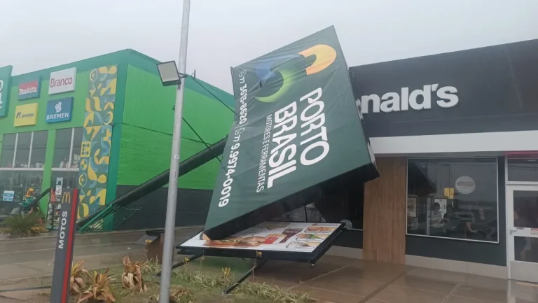Chuva forte com vento e granizo derruba árvores e placas de publicade em Barreiras